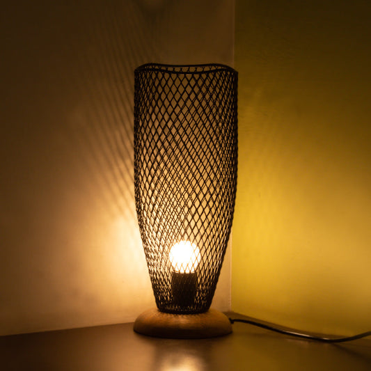 Ebony Mesh' Handcrafted Table Lamp In Mango Wood & Iron (38.1 cm)