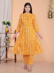Women's Cotton Floral Printed Mandarin Collar A-Line Kurti with Pant (Orange)